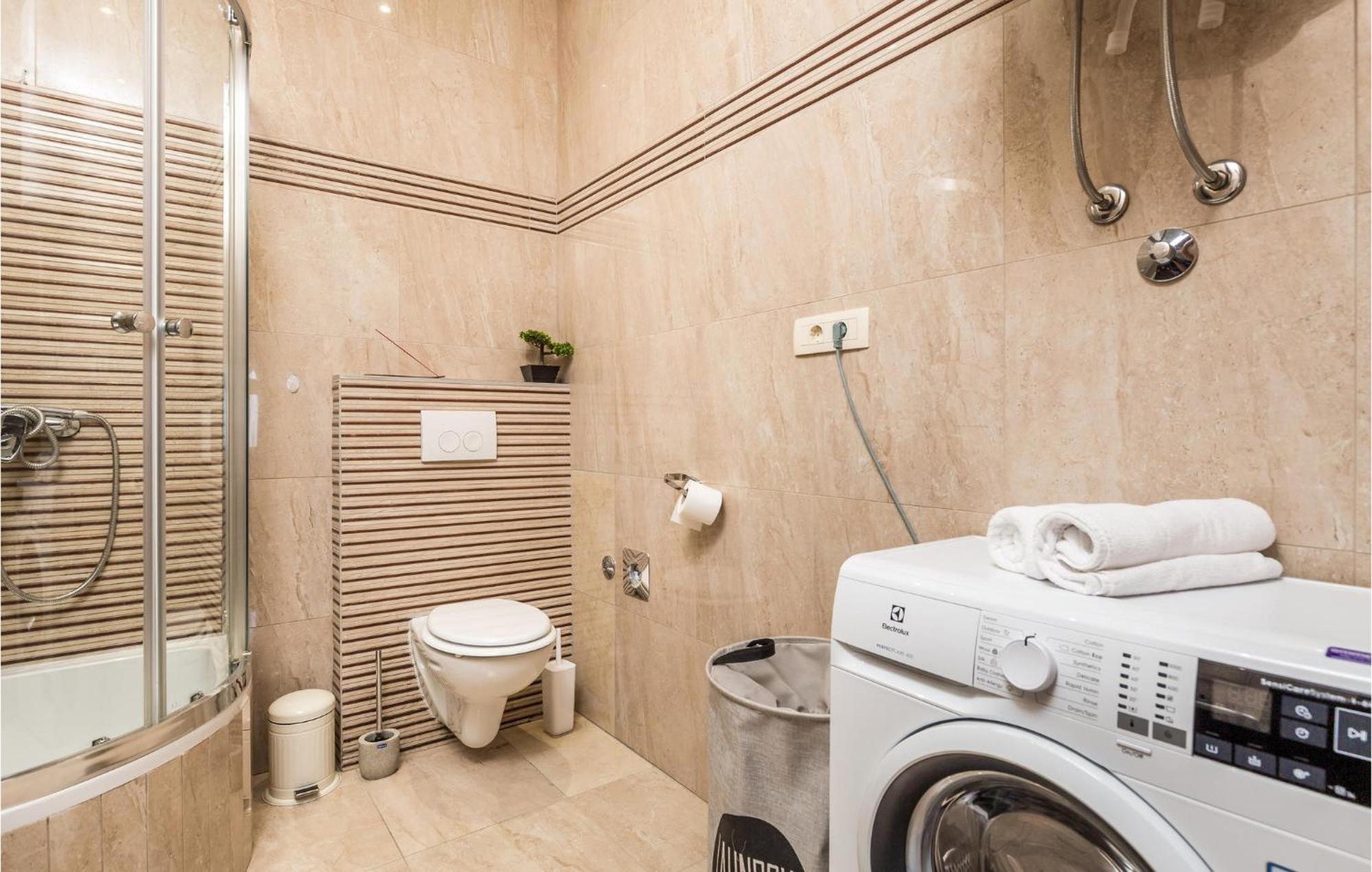 2 Bedroom Amazing Apartment In リエカ エクステリア 写真
