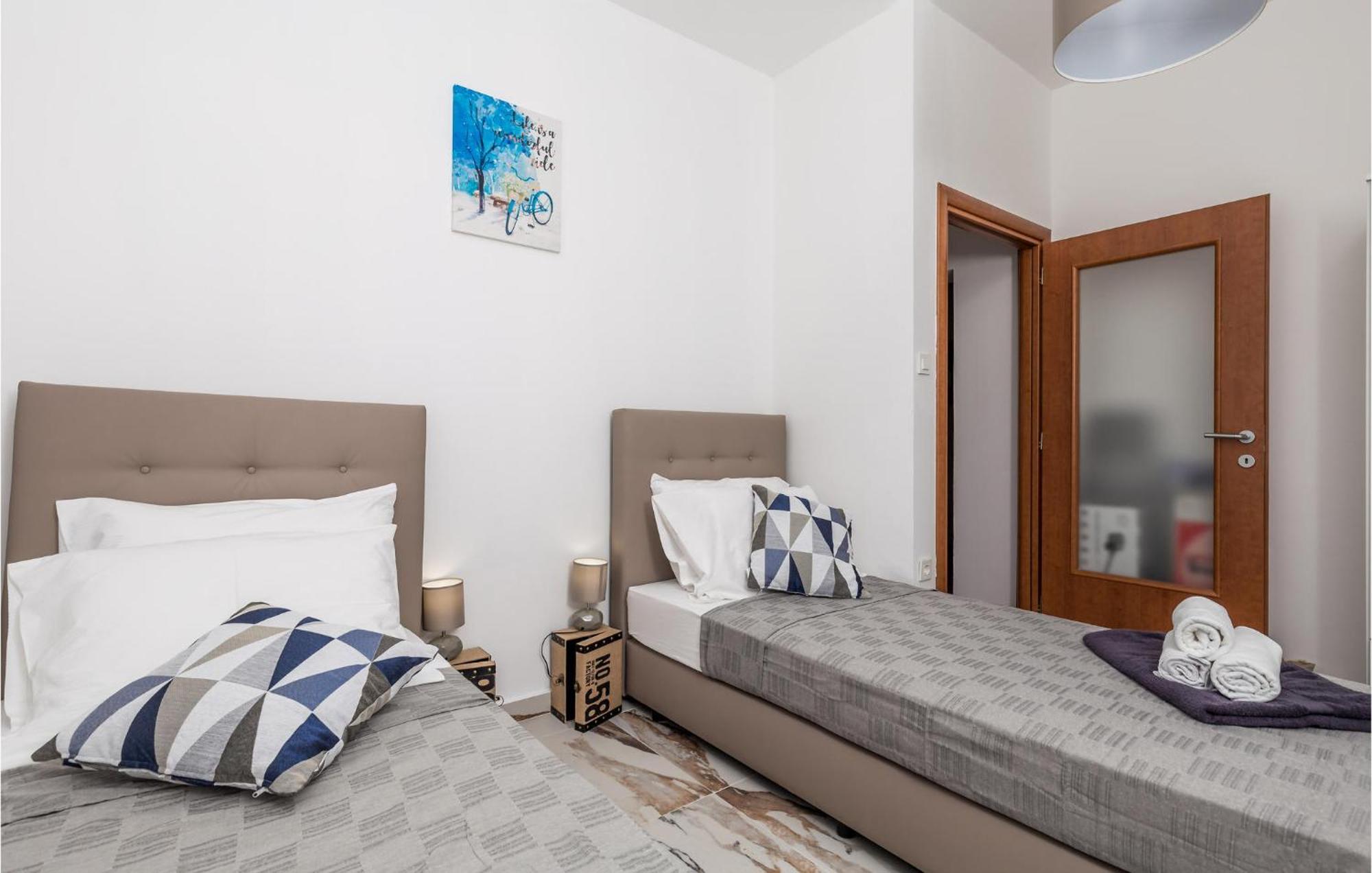 2 Bedroom Amazing Apartment In リエカ エクステリア 写真