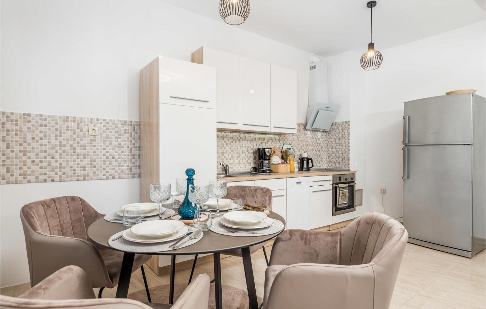 2 Bedroom Amazing Apartment In リエカ エクステリア 写真